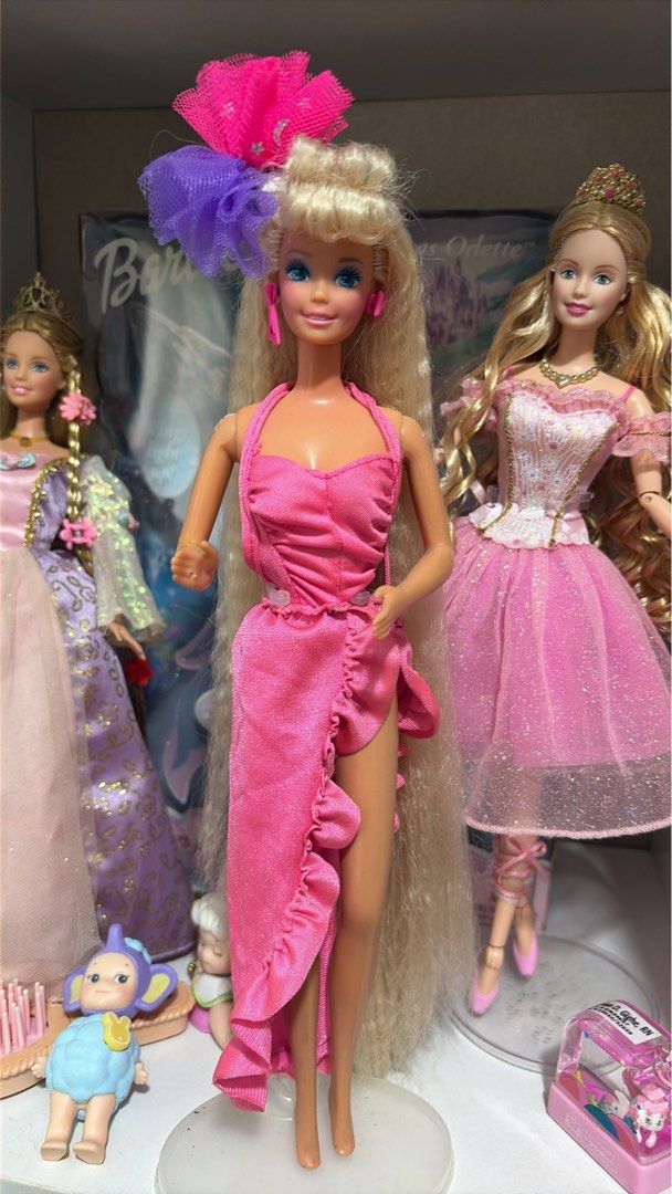 Totally Hair Barbie 1992 (Category: Kids Toys) located in Liloan. Submitted by leodumagsagighe (Listing ID 1465959636, Image 2). Description: ✨ PRELOVED TOTALLY HAIR DOLL✨ 💖 Glued 1 arm 💖 Good overall condition 💖 May have minor flaws due to age/preloved condition 💖 What you see is what you get — please check photos carefully 📌 First to pay = priority 📌 Please manage expectations regarding preloved/vintage items. Happy doll hunting! 🎀✨.
