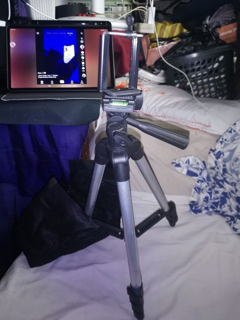 Tripod for vlogging (Category: Other Accessories) located in Makati City. Submitted by j.angelxa (Listing ID 1466035123, Image 1). Description: issue nawawala 'yung maliit na lock knob / tightening screw para sa tilt joint nitong phone holder meetup around makati or umak (front gate) MOP: Gotyme/Gcash/Cash.