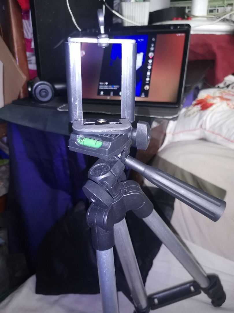 Tripod for vlogging (Category: Other Accessories) located in Makati City. Submitted by j.angelxa (Listing ID 1466035123, Image 2). Description: issue nawawala 'yung maliit na lock knob / tightening screw para sa tilt joint nitong phone holder meetup around makati or umak (front gate) MOP: Gotyme/Gcash/Cash.