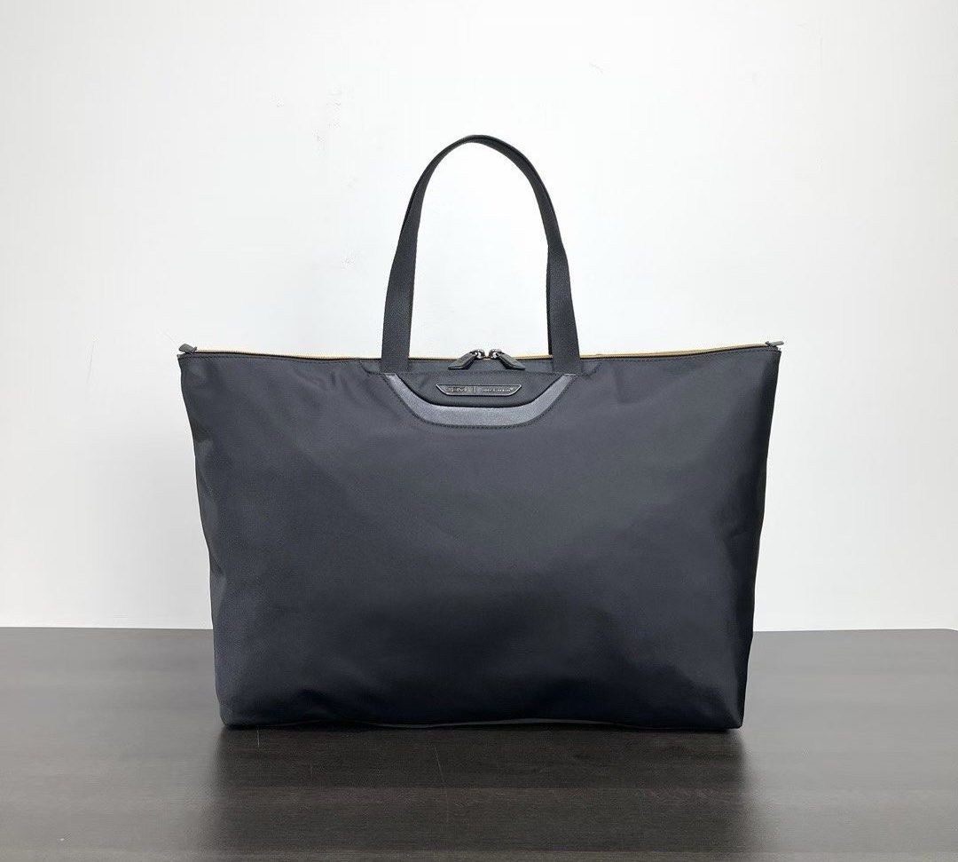 Tumi Mclaren Just in Case Tote (Category: Tote Bags) located in Manila. Submitted by bagmaniaph (Listing ID 1466126098, Image 1). Description: Designed to be completely packable, the Just In Case tote bag from TUMI’s collection folds flat for maximum convenience. It can also be stored within its accompanying pouch. This premium take on our popular Just In Case® tote features McLaren’s automotive-inspired design. It folds flat for easy storage ins