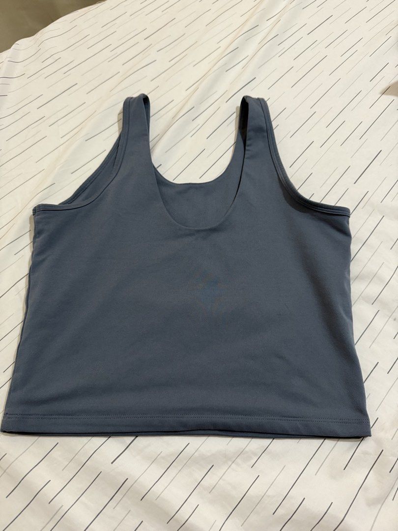 Under Armour Sports Top (Category: Activewear) located in Quezon City. Submitted by xoxobuy (Listing ID 1465962526, Image 2). Description: Perfect for gym/pickleball In perfect condition .