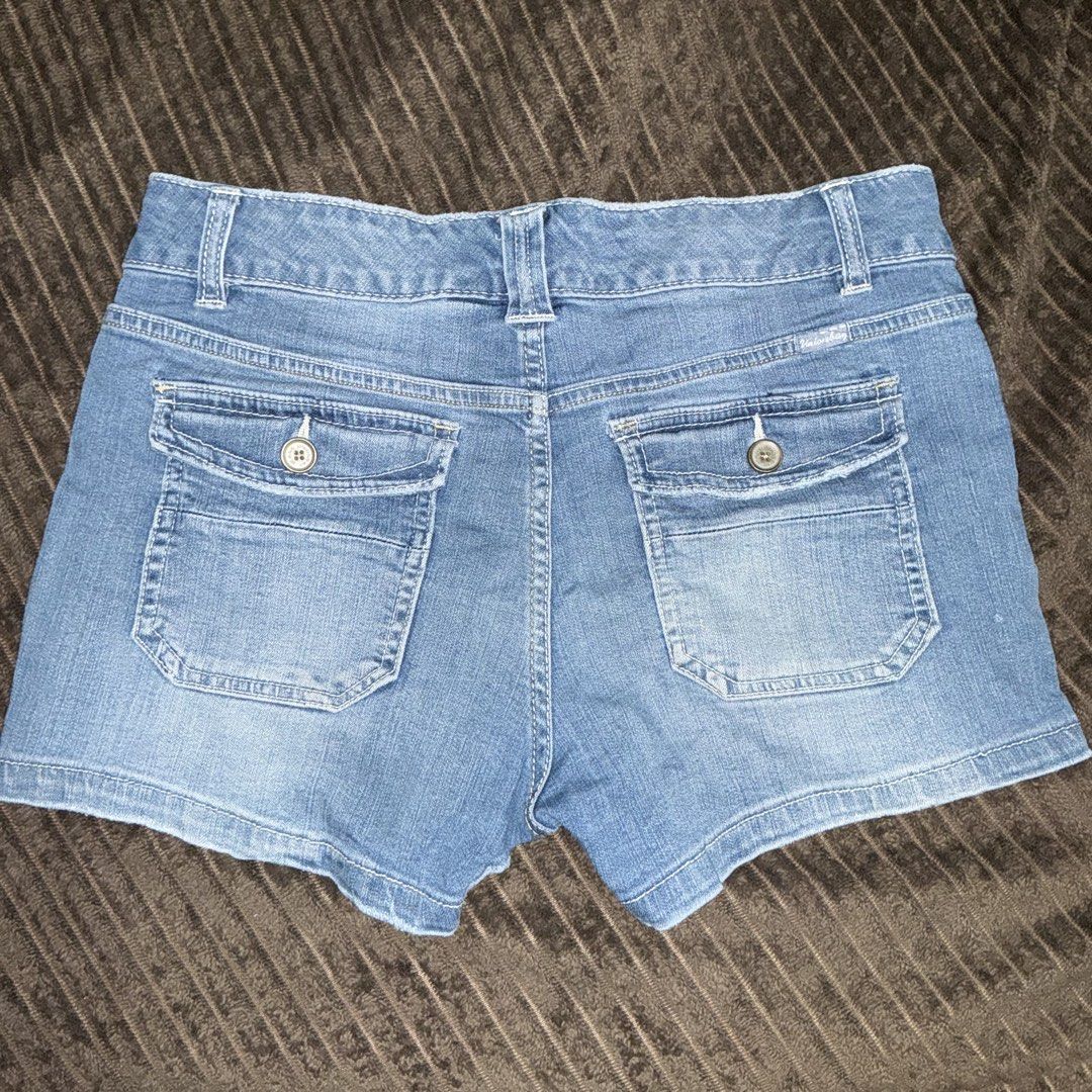 Unionbay Denim Shorts Size 7 (Category: Shorts) located in Quezon City. Submitted by puchi.cat (Listing ID 1465974990, Image 2). Description: - Brand: Unionbay - Size: 7 - Wash: Classic blue - Closure: Zip fly with front button fastening - Pockets: Front pockets and button-flap back pockets - Details: Red Unionbay logo label on the inner waistband and back pocket tag, Semi-stretchy can fit up to 30 waist. - Condition: Great staple piece for warm 