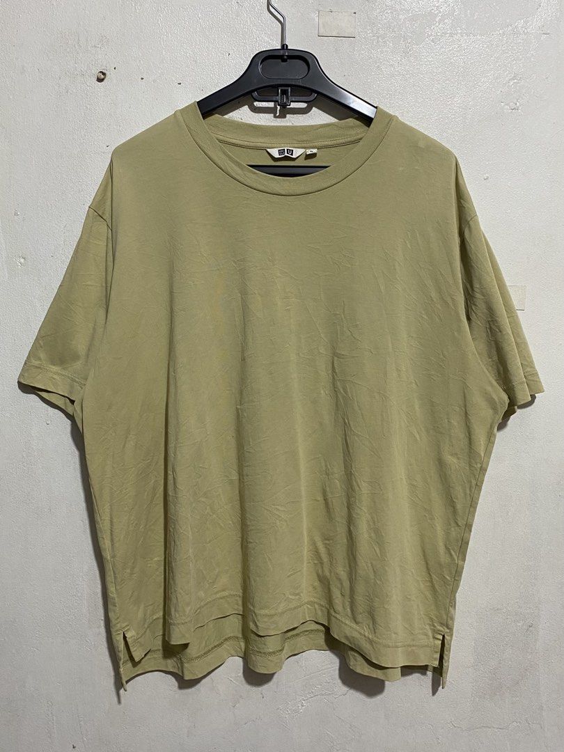 UNIQLO AIRISM (Category: Tshirts & Polo Shirts ) located in Caloocan City. Submitted by alexahvaldez (Listing ID 1466116085, Image 1). Description: 24 width 25 length like new condition no issue pwede pang alis dm me ur sure offer📲.