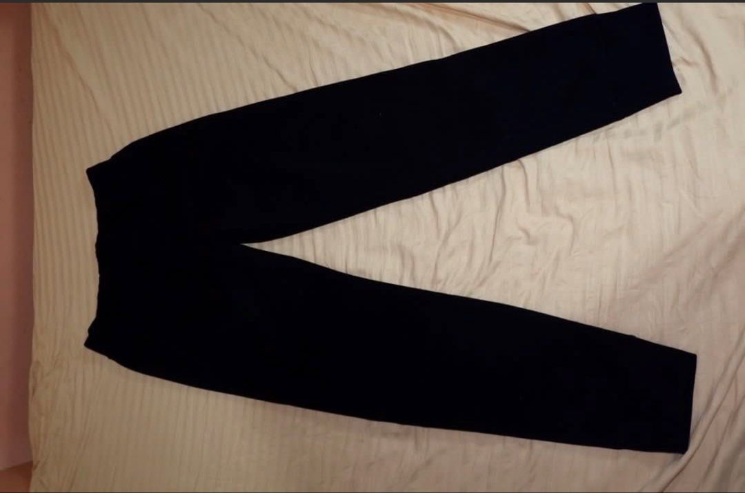 Uniqlo Black Sweatpants Size S (Category: Joggers) located in Legazpi City. Submitted by gelo_tol (Listing ID 1466103226, Image 1). Description: FIRM PRICE of 470 can ask for more pics js dm me can also vid call or meet up legazpi or daraga no issues, selling because di na sakin fit.