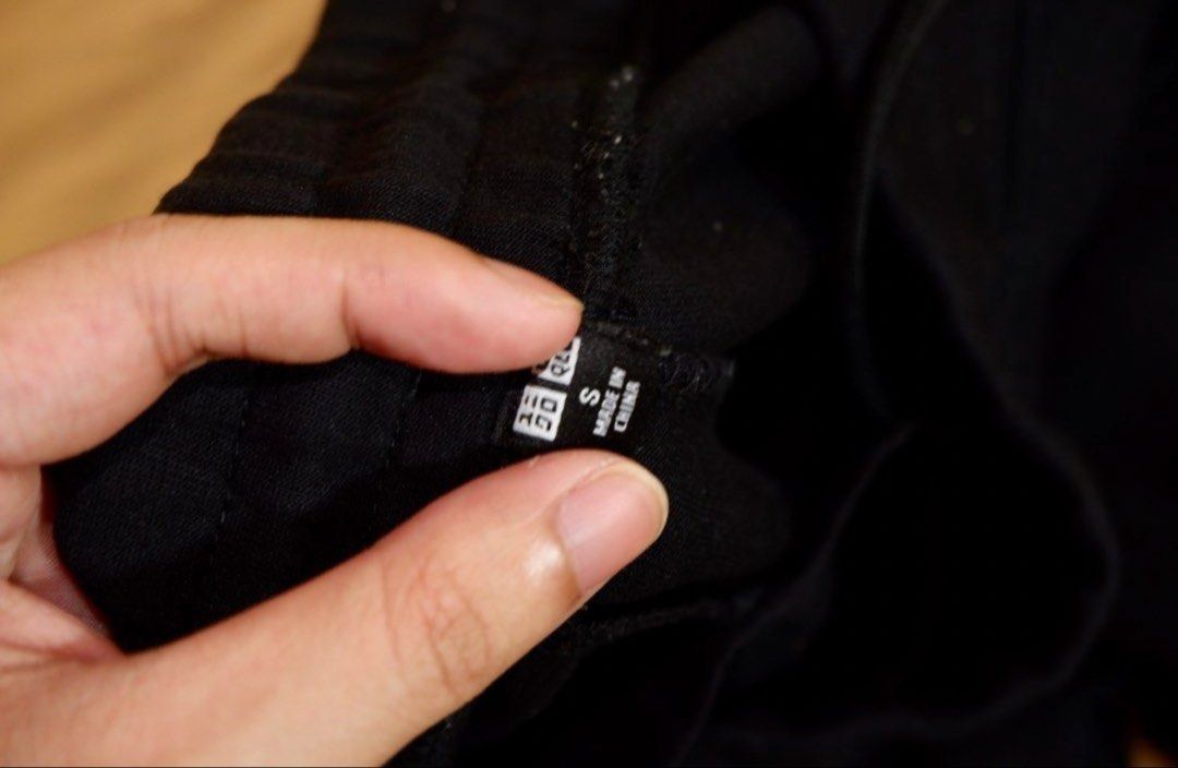 Uniqlo Black Sweatpants Size S (Category: Joggers) located in Legazpi City. Submitted by gelo_tol (Listing ID 1466103226, Image 2). Description: FIRM PRICE of 470 can ask for more pics js dm me can also vid call or meet up legazpi or daraga no issues, selling because di na sakin fit.