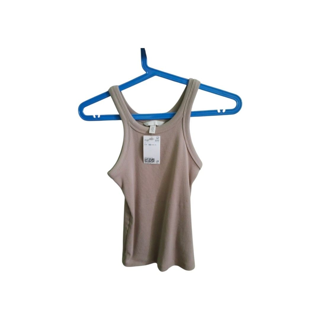 Uniqlo BNWT Beige Tank Too (Category: Others Tops) located in Quezon City. Submitted by pochac (Listing ID 1466102259, Image 1). Description: Pair this neutral color tank top with practically anything or use it under a blazer or cardigan..