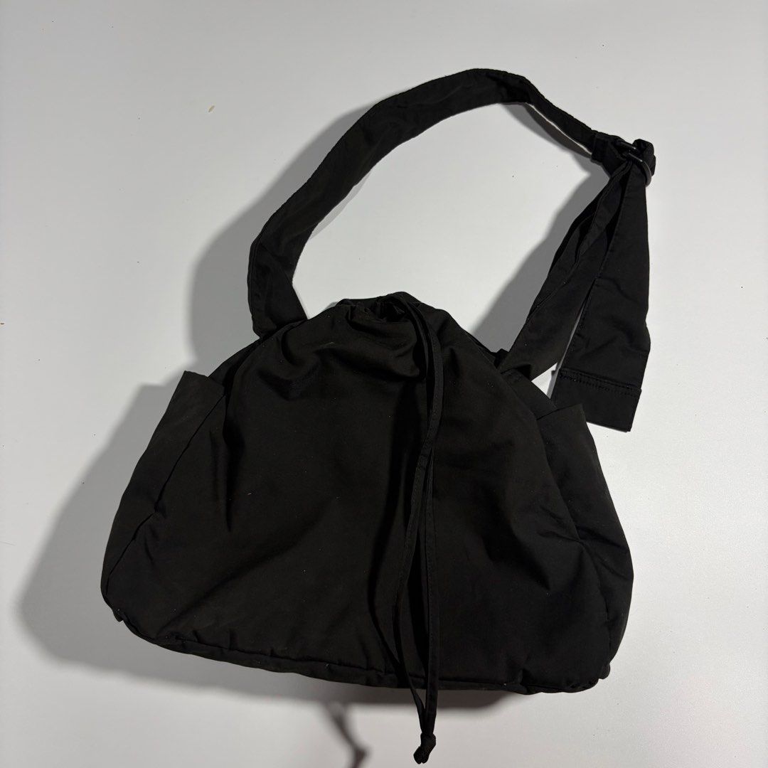 Uniqlo :C Soft Puffy Shoulder Bag (Category: Shoulder Bags) located in Magalang. Submitted by luxgood18 (Listing ID 1466115741, Image 1). Description: Excellent condition All details are shown in the photos. Please check the pictures carefully for the item’s condition and details..