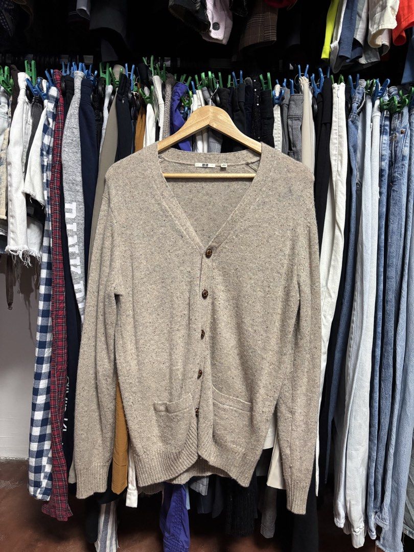 uniqlo cardigan (Category: Coats, Jackets and Outerwear) located in Pila. Submitted by isabelasthriftclothes (Listing ID 1466095887, Image 1). Description: .