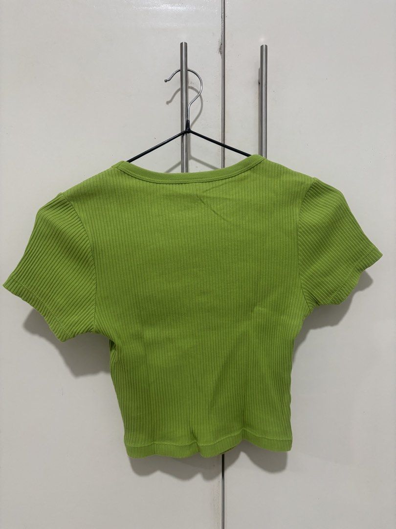 Uniqlo Green Tank Top (Category: Shirts) located in Manila. Submitted by archivemae (Listing ID 1466082432, Image 3). Description: - Used 1-2 times only - Green cropped t-shirt - Size S but fits XS-S - RFS: Decluttering - Delivery fee care of buyer Send a DM for questions and negotiation 💌.