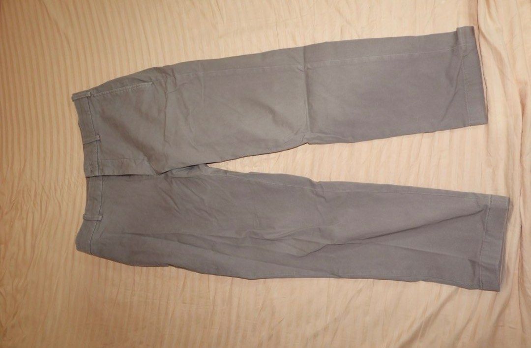 Uniqlo Khaki Pants Size S (Category: Trousers) located in Legazpi City. Submitted by gelo_tol (Listing ID 1466103612, Image 1). Description: FIRM PRICE of 500 rarely been used can ask for more pics js dm me can also vid call or meet up legazpi or daraga no issues, selling because di na sakin fit.