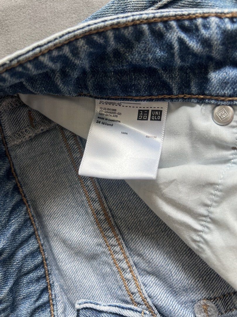 Uniqlo Light Wash Denim Culottes (Category: Jeans) located in Manila. Submitted by malggg (Listing ID 1460779862, Image 2). Description: (Getting rid of pants that don’t fit me anymore!) These were the OG denim culottes before their new version now. Got this in January of 2020 for ₱1,490. I wore it a lot (as if it were the only pair I own — so imagine all the outfits!) until it didn’t fit me anymore. The frayed hem is a design. Stored well and is