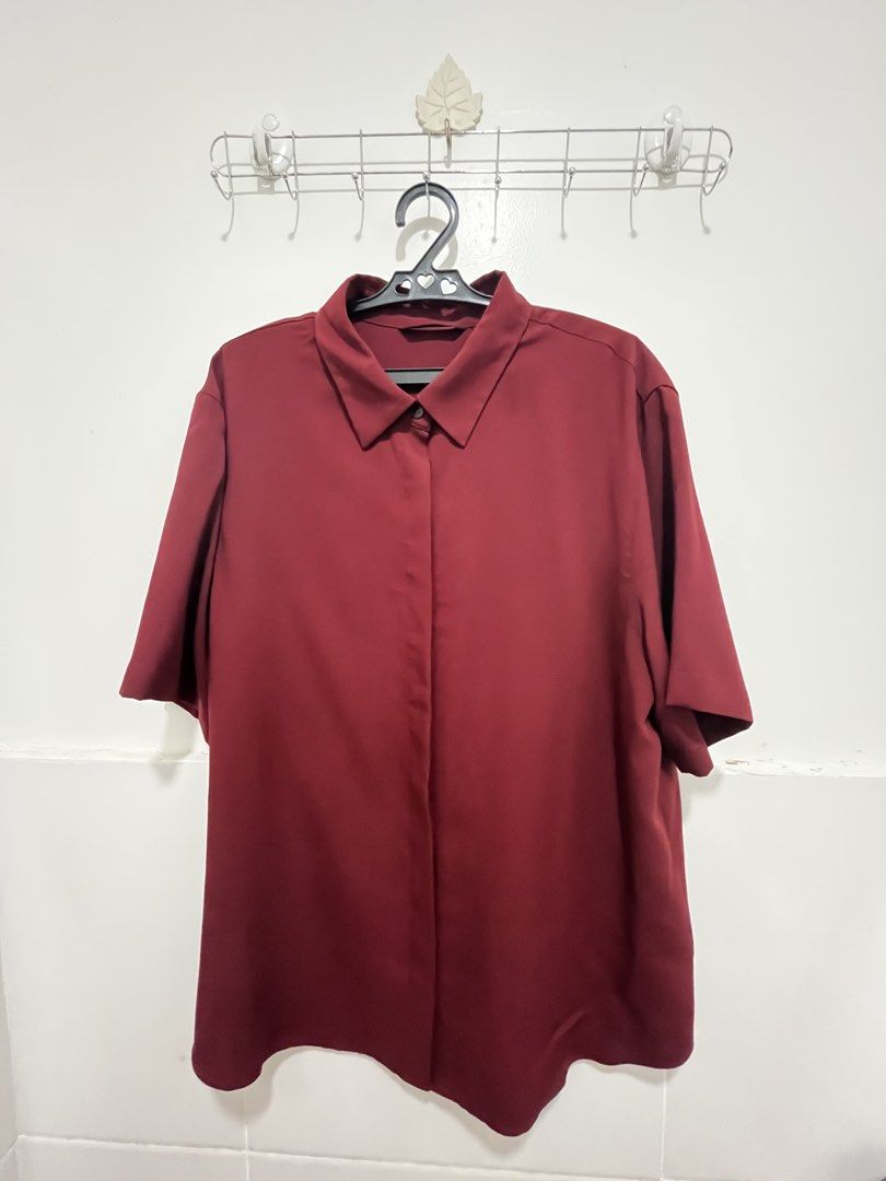 Uniqlo Rayon Blouse Short Sleeve (Category: Blouses) located in Manila. Submitted by just4saleph (Listing ID 1466114301, Image 1). Description: Brand new Uniqlo Rayon Blouse Short Sleeve In size XL Color Wine.