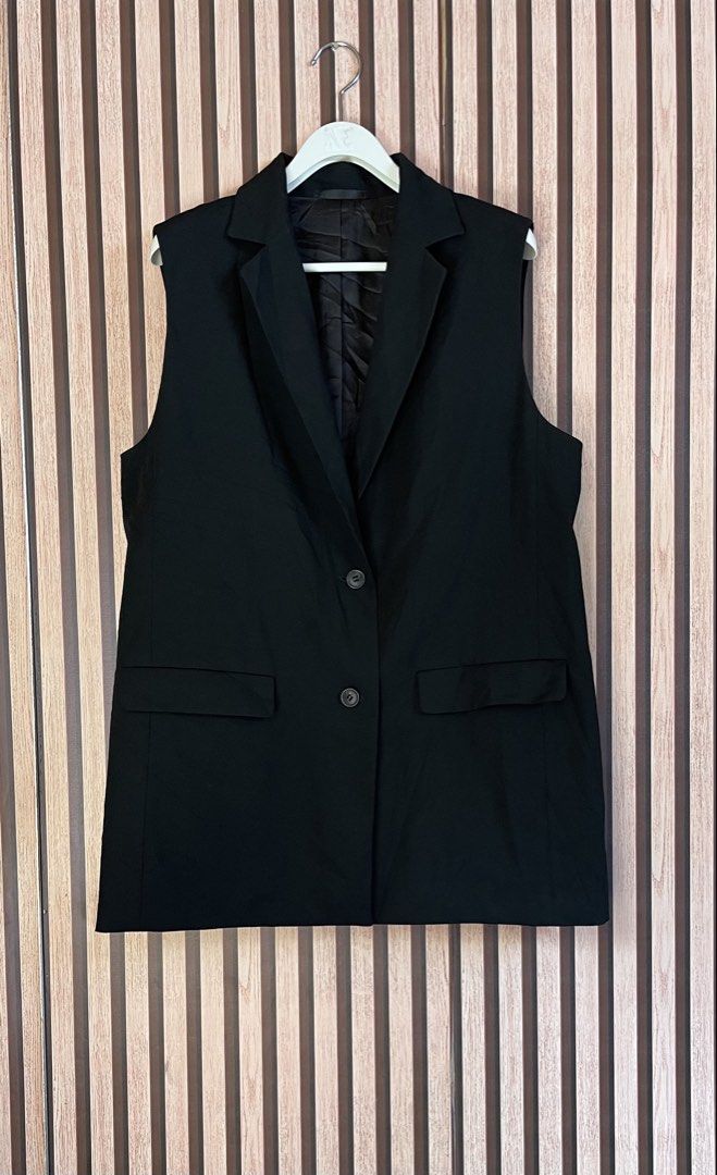 Uniqlo Sleeveless Jacket (Category: Coats, Jackets and Outerwear) located in Maco. Submitted by mikay6011 (Listing ID 1466050612, Image 2). Description: .
