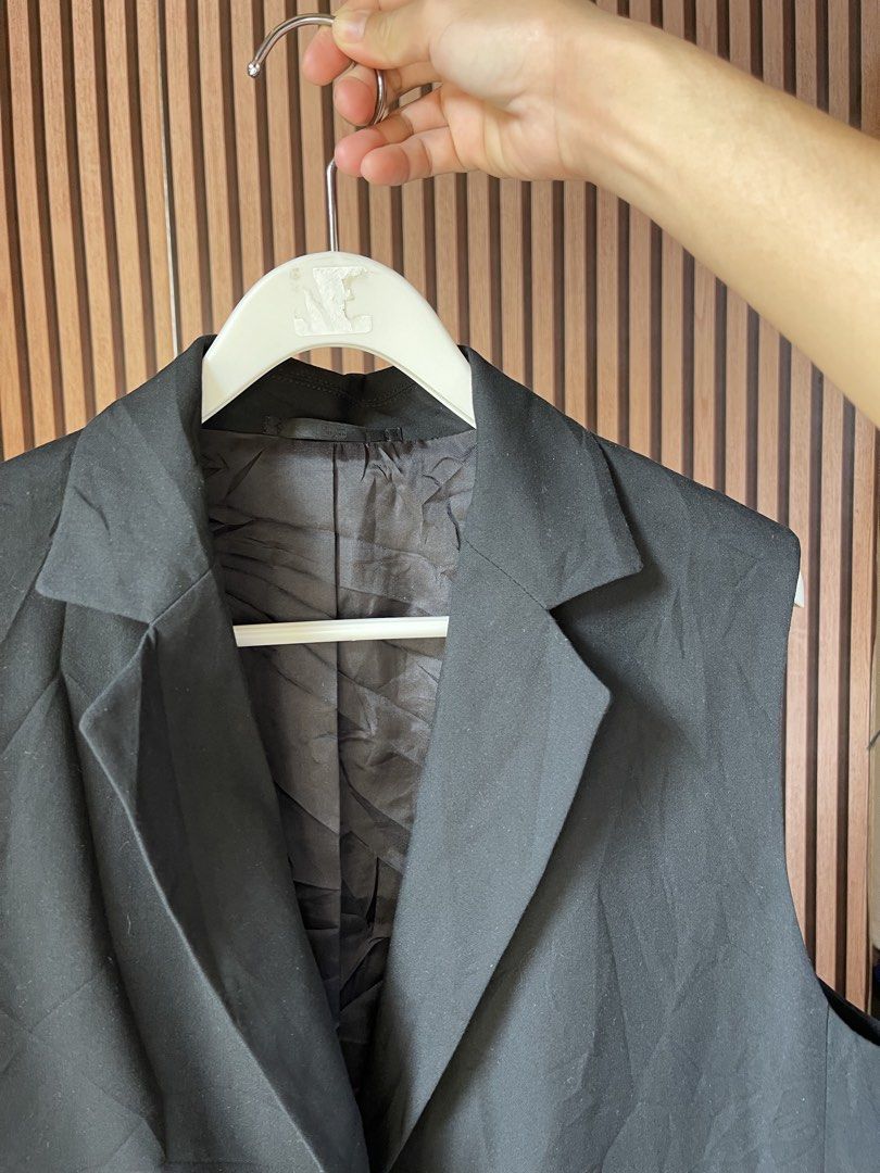 Uniqlo Sleeveless Jacket (Category: Coats, Jackets and Outerwear) located in Maco. Submitted by mikay6011 (Listing ID 1466050612, Image 3). Description: .