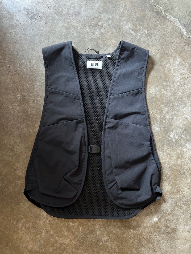 Uniqlo U SS24 Utility Vest (Category: Vests) located in Imus. Submitted by yusonad (Listing ID 1466106932, Image 2). Description: Size large Multi pockets vest Excellent condition Retail price 6k+.