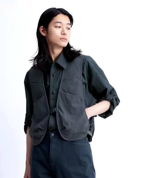 Uniqlo U SS24 Utility Vest (Category: Vests) located in Imus. Submitted by yusonad (Listing ID 1466106932, Image 1). Description: Size large Multi pockets vest Excellent condition Retail price 6k+.