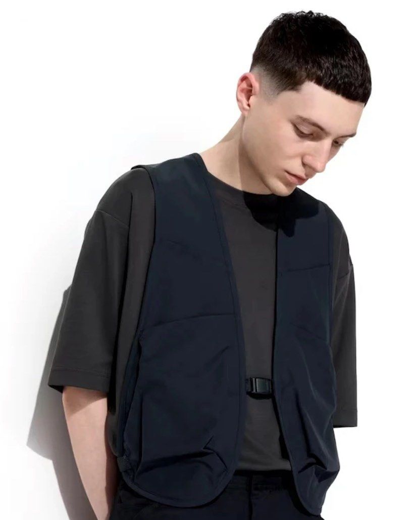 Uniqlo U SS24 Utility Vest (Category: Vests) located in Imus. Submitted by yusonad (Listing ID 1466106932, Image 3). Description: Size large Multi pockets vest Excellent condition Retail price 6k+.