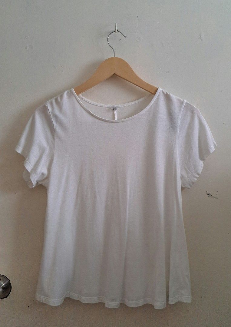Uniqlo White Blouse (Category: Blouses) located in Muntinlupa City. Submitted by shopbyjaye0507 (Listing ID 1465969149, Image 1). Description: LOCATION: MUNTINLUPA Uniqlo White Blouse Size M Good Condition Color Rate: 10/10 No issues/flaws Dimensions: W 19 in L 22 in MOP: Maribank MOD: Lalamove or J&T SF should be handled by the buyer.