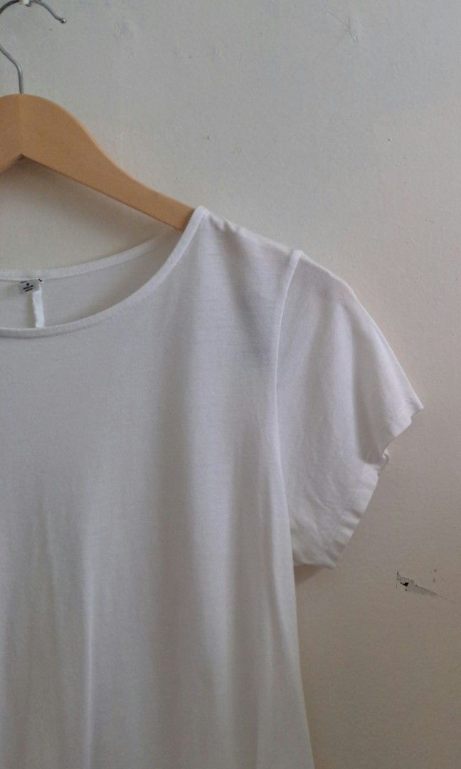 Uniqlo White Blouse (Category: Blouses) located in Muntinlupa City. Submitted by shopbyjaye0507 (Listing ID 1465969149, Image 3). Description: LOCATION: MUNTINLUPA Uniqlo White Blouse Size M Good Condition Color Rate: 10/10 No issues/flaws Dimensions: W 19 in L 22 in MOP: Maribank MOD: Lalamove or J&T SF should be handled by the buyer.