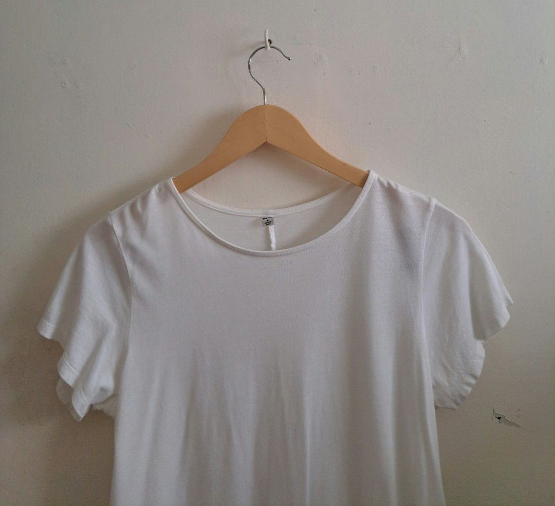 Uniqlo White Blouse (Category: Blouses) located in Muntinlupa City. Submitted by shopbyjaye0507 (Listing ID 1465969149, Image 2). Description: LOCATION: MUNTINLUPA Uniqlo White Blouse Size M Good Condition Color Rate: 10/10 No issues/flaws Dimensions: W 19 in L 22 in MOP: Maribank MOD: Lalamove or J&T SF should be handled by the buyer.