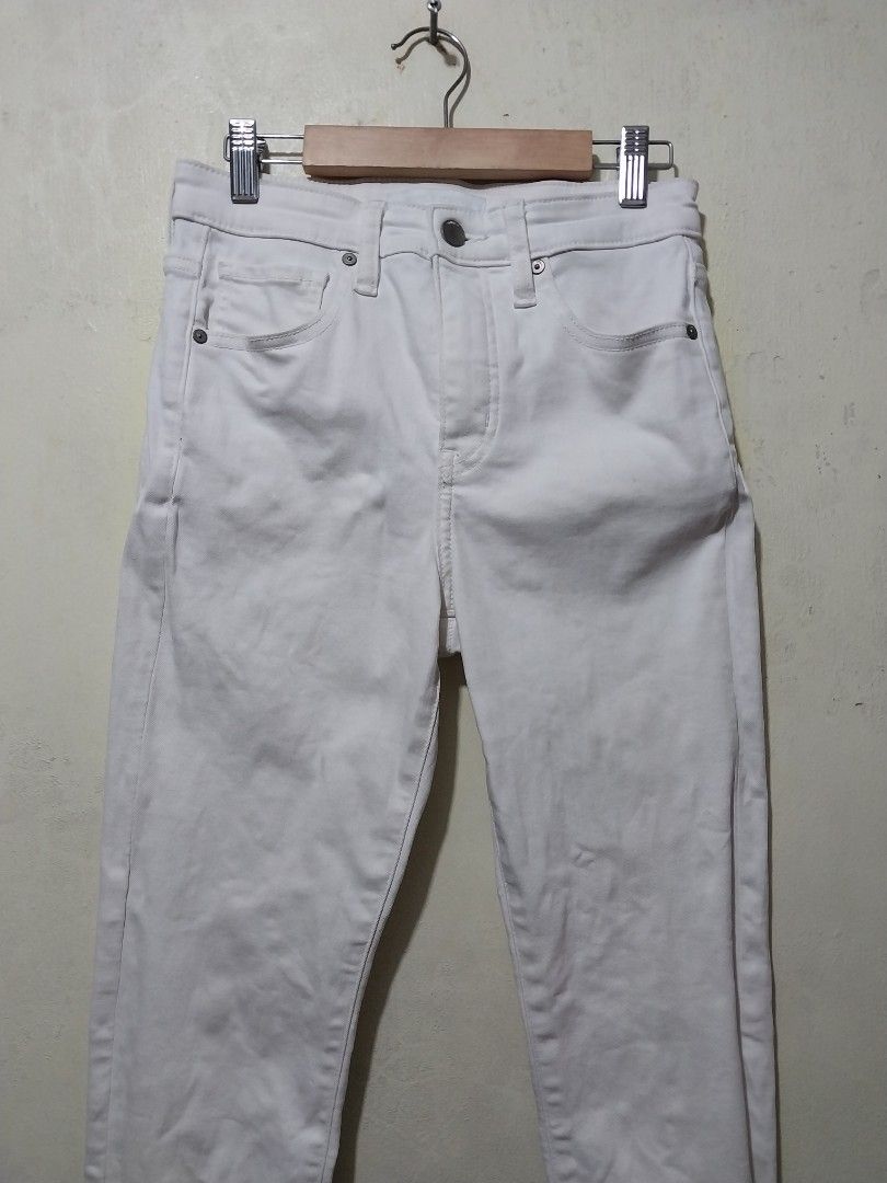 Uniqlo White denim jeans pants (Category: Jeans) located in Manila. Submitted by PrinceDani.Clothing (Listing ID 1465992363, Image 3). Description: uniqlo white denim pants Size 26-28in waist 36in length 5.5in leg opening excellent condition .