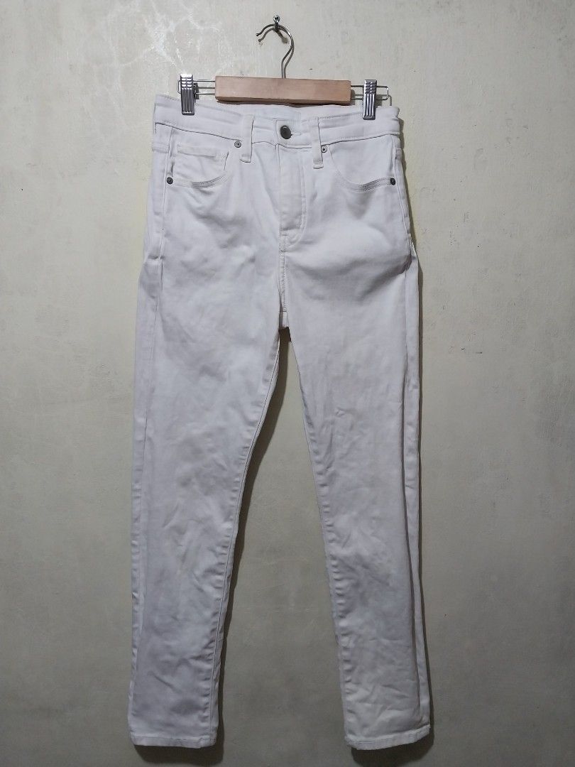 Uniqlo White denim jeans pants (Category: Jeans) located in Manila. Submitted by PrinceDani.Clothing (Listing ID 1465992363, Image 2). Description: uniqlo white denim pants Size 26-28in waist 36in length 5.5in leg opening excellent condition .