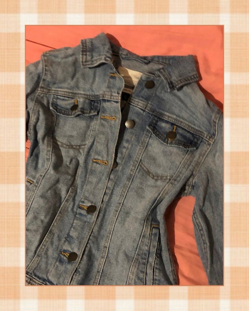 Universal Thread Freeborn Denim Jacket XS (Category: Coats, Jackets and Outerwear) located in Paranaque City. Submitted by 2nd.chance_ph (Listing ID 1466069426, Image 3). Description: ˚₊۶ৎ˙⋆ Pale Jean jacket ✂ ₱rice: ₱60 ❝ Super cute and light jacket. ❞ ⋆˚𖥔 ݁ ˖𓂃.☘︎ ݁˖ Size: XS-S (DM for exact measurements) DM to order ˚꩜ .ᐟ Pale wash denim jacket from Universal Thread. Freeborn jacket model in extra small size. Button-up front with chest pocket
