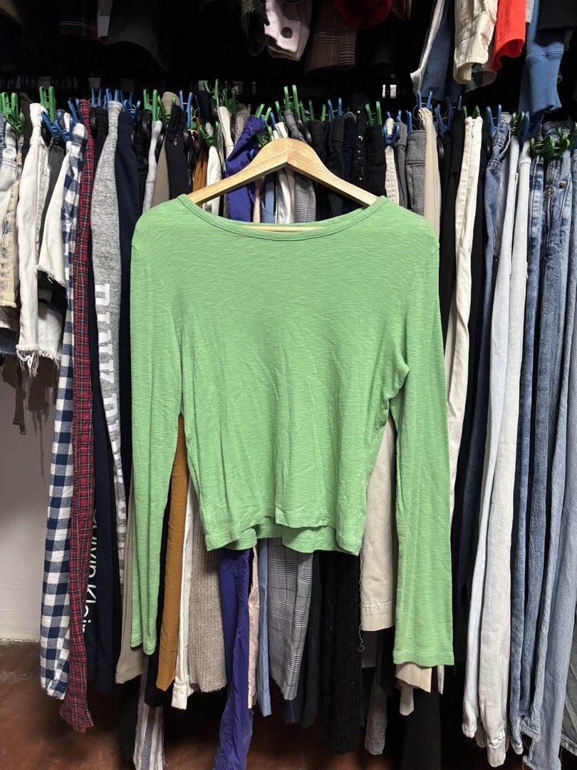 Universal Thread Knitted Longsleeves (Category: Longsleeves) located in Pila. Submitted by isabelasthriftclothes (Listing ID 1466033367, Image 1). Description: .