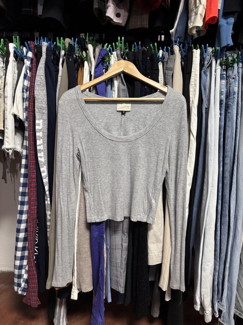Universal Thread knitted longsleeves (Category: Blouses) located in Pila. Submitted by isabelasthriftclothes (Listing ID 1466042703, Image 1). Description: .