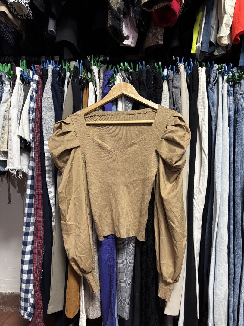 unknown brand puff longsleeve (Category: Longsleeves) located in Pila. Submitted by isabelasthriftclothes (Listing ID 1466103223, Image 1). Description: .