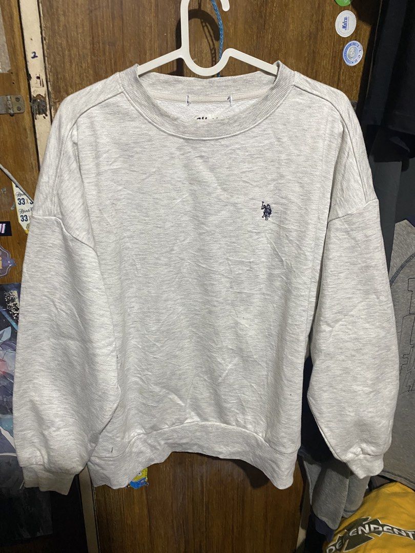US Polo Assn Grey Heather Sweatshirt (Category: Coats, Jackets and Outerwear) located in Imus. Submitted by frootiloots4103 (Listing ID 1466031553, Image 1). Description: - Brand: US Polo Assn. - Color: Grey Heather - Size: Small (Relaxed fit with dropped shoulders) 24x26 - Details: Small embroidered rider logo on chest, ribbed collar, cuffs, and hem - Lining: Super soft fleece lining for extra warmth and comfort - Condition: Excellent casual eve
