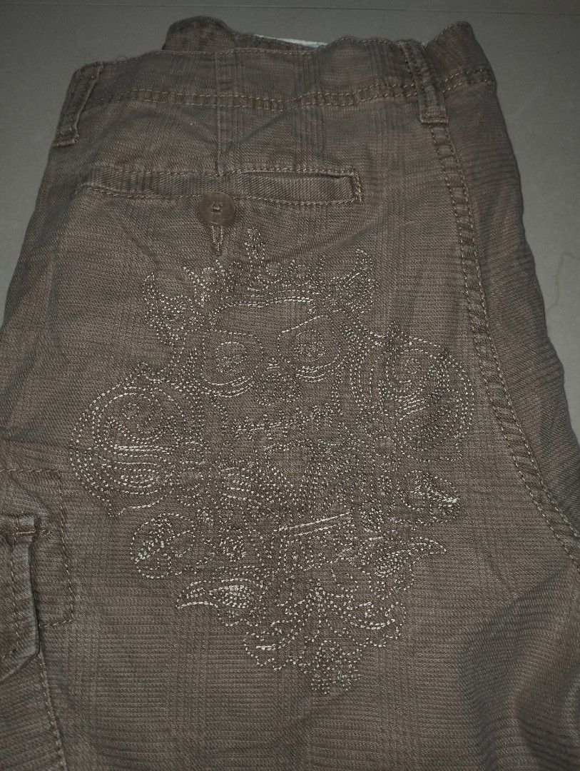 Vans (Category: Shorts) located in Apalit. Submitted by thrift.nkie.bills (Listing ID 1466102190, Image 3). Description: Gud day Sir/Madam 🥳 For SALE 🔥 For SALE 🔥 For SALE 🔥 🥳 Vans🔥 ✅ Embroidered Design As New Color: Choco Brown Color rate: 10/10 Size: 32 FiT to 34 Width: 17 Length: 23 Hem: 11.5 No Issue 🚨 Please be responsible BUYER ❗ 📌 1-2 DAYS RESERVATION ONLY. ✅ MOP- Gcash/Palawan ✅ LBC / J&T / JRS 🌳 LOCATION: APALIT PAMPANGA ---- 📌