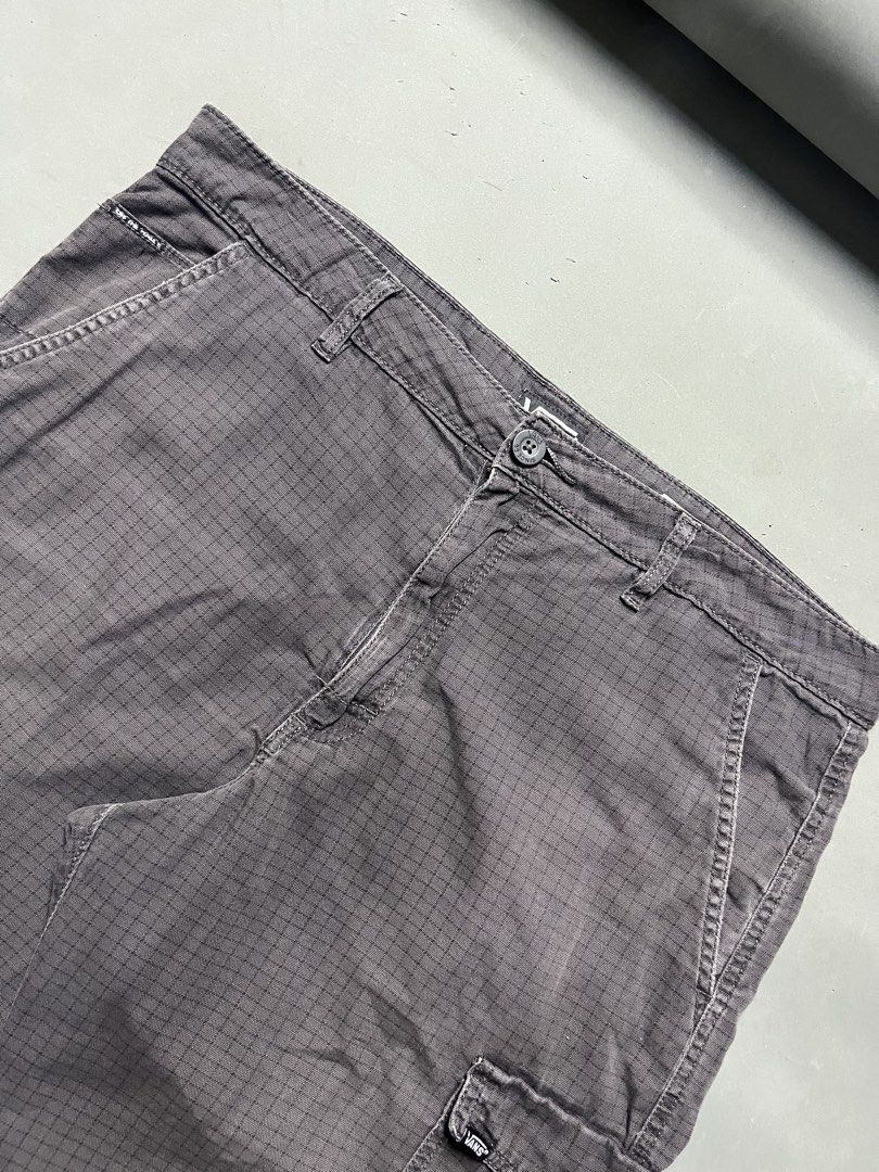 VANS CARGO SHORT (Category: Shorts) located in Quezon City. Submitted by kentstuff (Listing ID 1466072570, Image 3). Description: VANS CARGO SHORT Waist: 40-42 Length: 21.5 Leg opening: 12 Condition: Excellent CR: 9/10 Issue: ❌ DISCLAIMER: This is a thrifted item. All brands, logos, and trademarks belong to their rightful owners. We’re here to rehome great pieces — no brand affiliation intended.