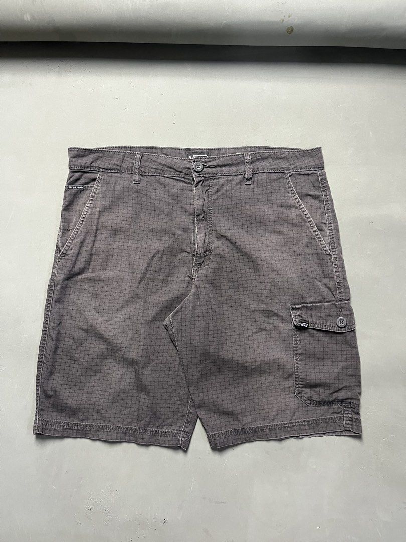 VANS CARGO SHORT (Category: Shorts) located in Quezon City. Submitted by kentstuff (Listing ID 1466072570, Image 1). Description: VANS CARGO SHORT Waist: 40-42 Length: 21.5 Leg opening: 12 Condition: Excellent CR: 9/10 Issue: ❌ DISCLAIMER: This is a thrifted item. All brands, logos, and trademarks belong to their rightful owners. We’re here to rehome great pieces — no brand affiliation intended.