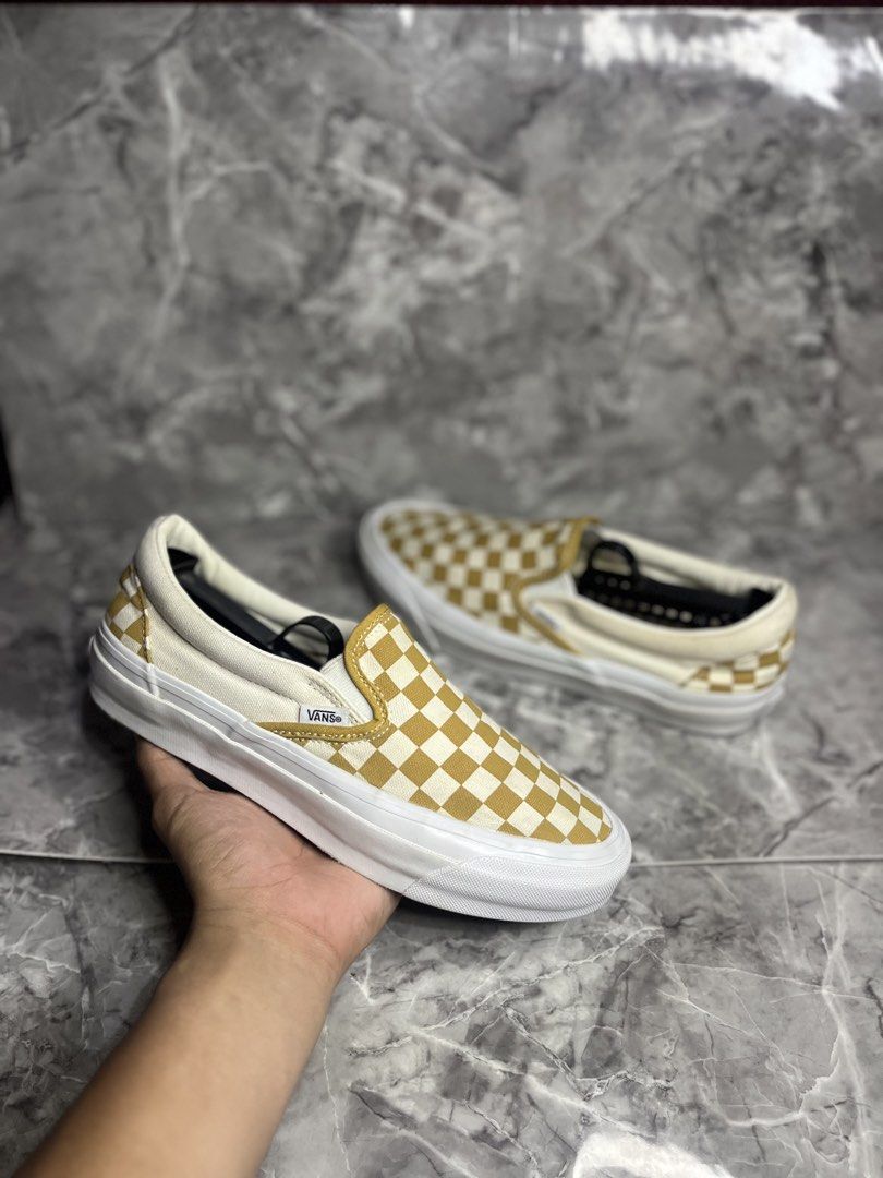 VANS VAULT (Category: Sneakers) located in Manila. Submitted by labuntogra93349 (Listing ID 1466078790, Image 1). Description: 7 US MEN 39 EUR.