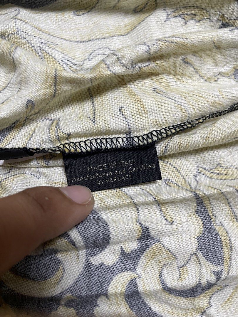 Versace (Category: Luxury Apparel) located in Naga. Submitted by black-market00 (Listing ID 1466125624, Image 3). Description: Width 20 Lenght 27 No issue.