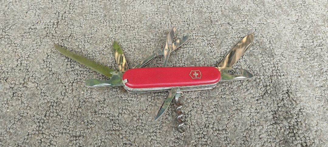 1980-90s Vintage Folding knife Victorinox Huntsman Swiss Army Knife Multi-Tool Collection display (Category: Men's Watches) located in Malabon City. Submitted by immortalpicker (Listing ID 1466031504, Image 1). Description: Title: `Victorinox Huntsman Vintage Complete - Officier Suisse 91mm` Description: Victorinox Huntsman Vintage - P2,800 Authentic / Complete Officier Suisse - Rare vintage 91mm, 15 functions, all working With toothpick & tweeze
