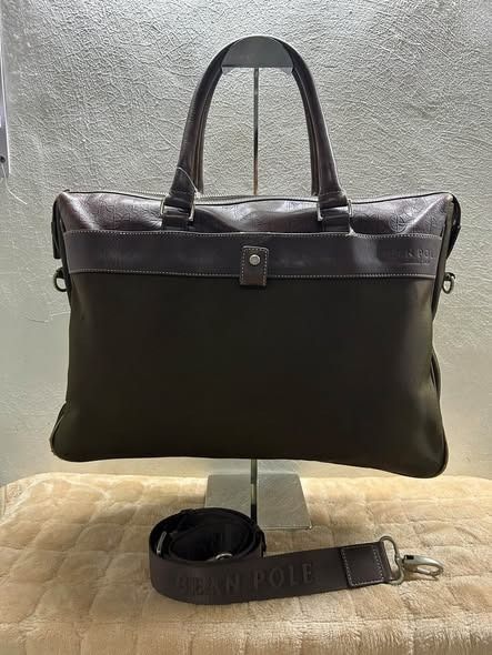 VINTAGE BEAN POLE DOCUMENT / LAPTOP BAG (Category: Laptop Bags & Sleeves) located in Caloocan City. Submitted by j3ngsanity (Listing ID 1466063221, Image 1). Description: CAN FIT 16" LAPTOP ISSUE : MINIMAL LEATHER CRACKS / FADING SIGN OF USAGE PRESITABLE PA .