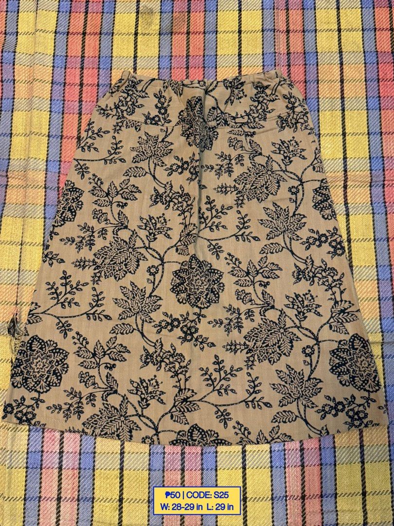 Vintage Floral pattern Midi Skirt (Category: Skirts) located in Baliuag. Submitted by from.linea (Listing ID 1466058810, Image 1). Description: Size and details are indicated in the photo..