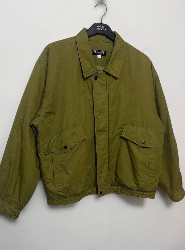 Vintage Newcomer's Olive Green Harrington Bomber Jacket (Category: Coats, Jackets and Outerwear) located in Las Pinas. Submitted by carls_jiaren09 (Listing ID 1466059009, Image 2). Description: Measurements (Laid Flat) Width (Armpit to Armpit): 26 inches (Oversized / Boxy fit) Length (Shoulder to Hem): 27 inches Size on Tag: M (Fits like a Large to XL depending on your preferred fit) Product Details & Features Brand: Newcomer’s Color: Olive Green