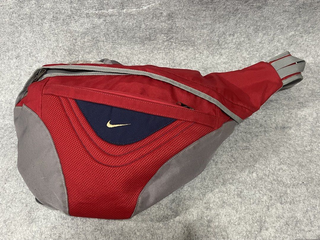 vintage nike (Category: Belt bags, Clutches and Pouches) located in Calamba. Submitted by thriftingoverload (Listing ID 1466076477, Image 1). Description: plus shipping fee.
