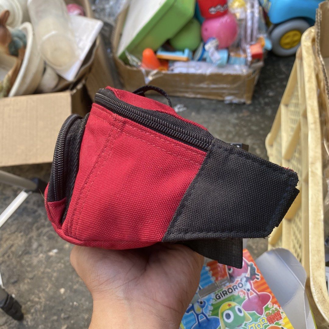 Vintage nike belt bag (Category: Belt bags, Clutches and Pouches) located in San Fernando. Submitted by thethriftwardrobe.ph (Listing ID 1466106703, Image 3). Description: Vintage nike belt bag In good condition.