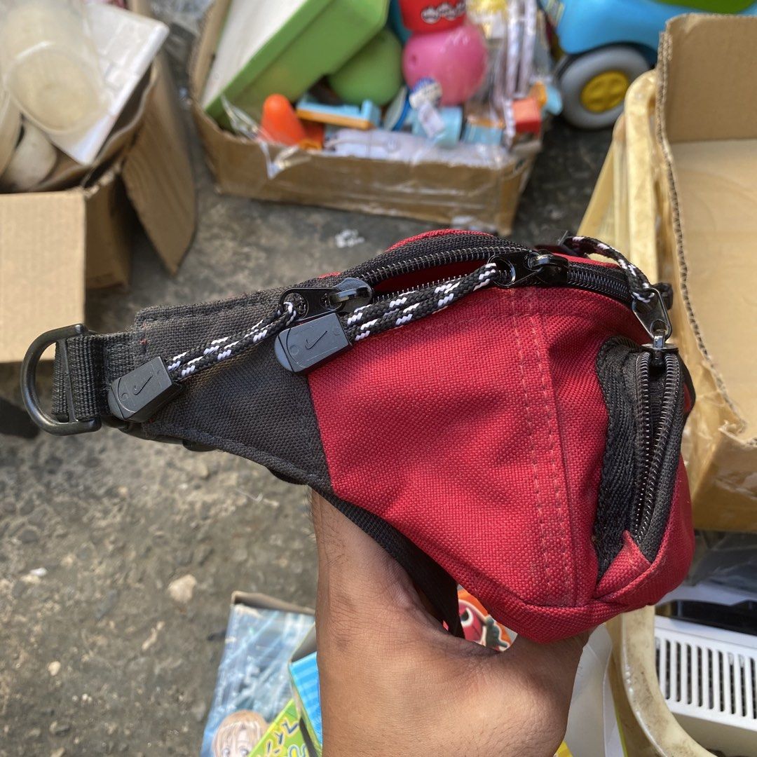 Vintage nike belt bag (Category: Belt bags, Clutches and Pouches) located in San Fernando. Submitted by thethriftwardrobe.ph (Listing ID 1466106703, Image 2). Description: Vintage nike belt bag In good condition.