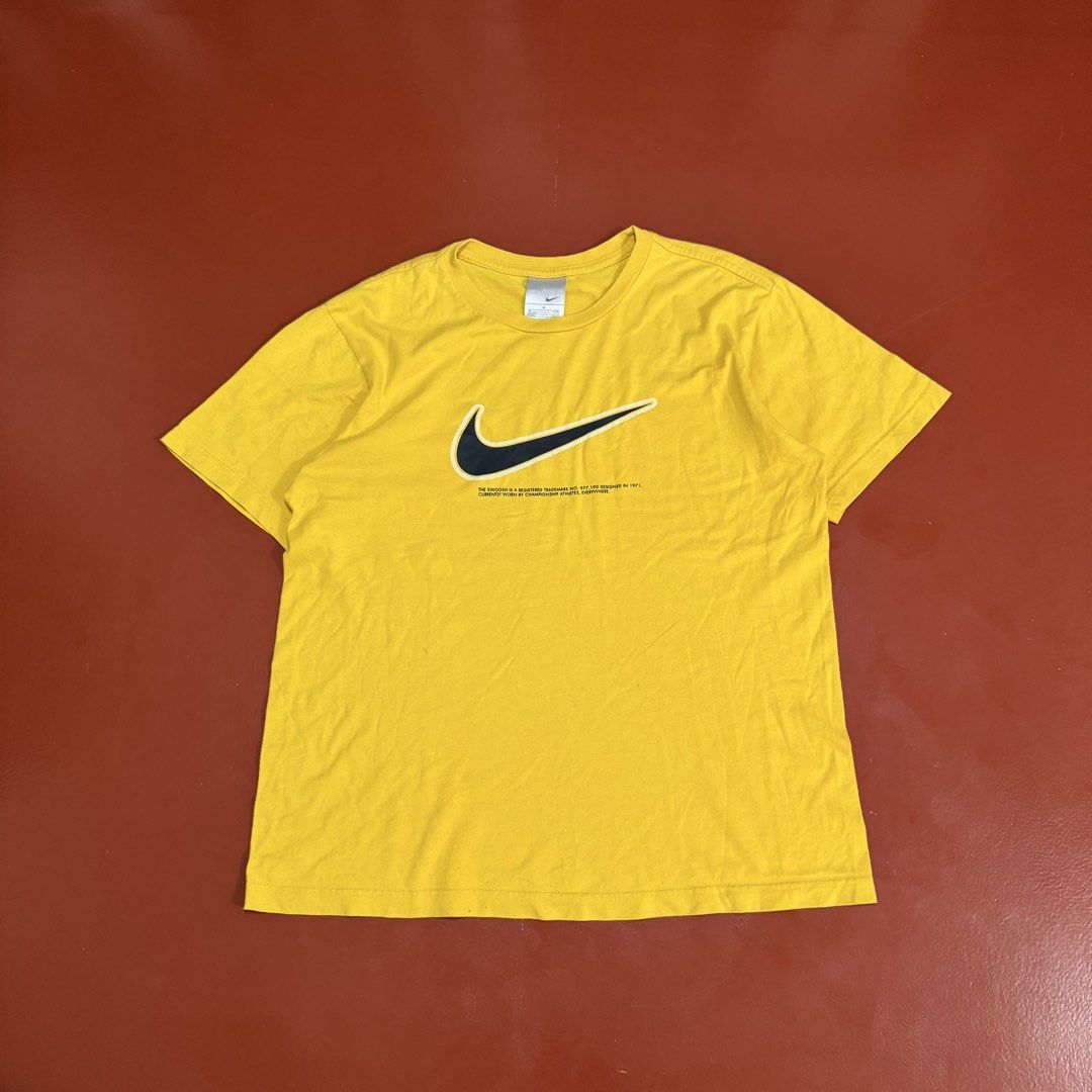 VINTAGE NIKE TEE (Category: Formal Shirts) located in Pasig City. Submitted by buzzthrifty (Listing ID 1466098396, Image 2). Description: SIZE M-L 21x27 EXCELLENT CONDITION .