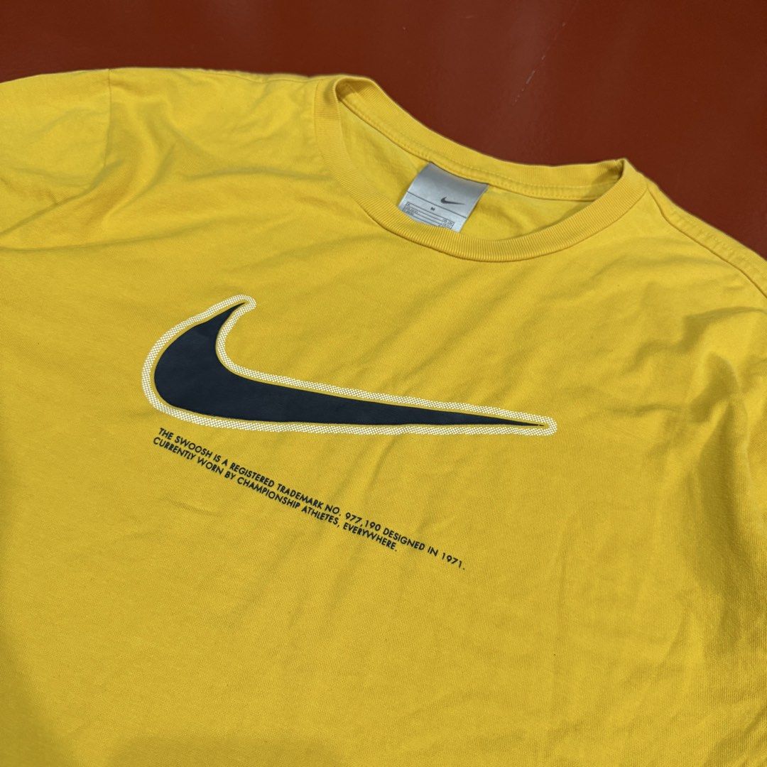VINTAGE NIKE TEE (Category: Formal Shirts) located in Pasig City. Submitted by buzzthrifty (Listing ID 1466098396, Image 3). Description: SIZE M-L 21x27 EXCELLENT CONDITION .