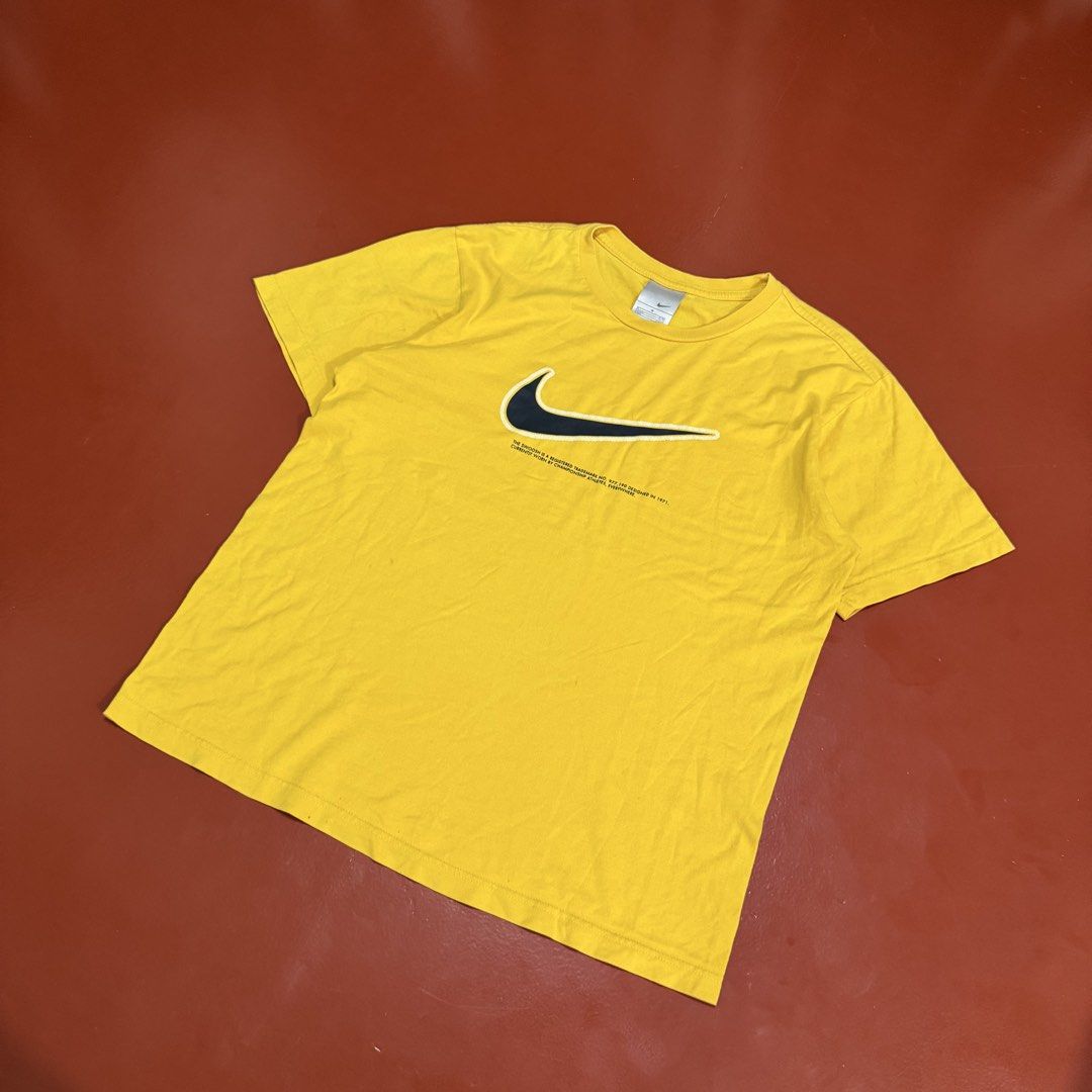 VINTAGE NIKE TEE (Category: Formal Shirts) located in Pasig City. Submitted by buzzthrifty (Listing ID 1466098396, Image 1). Description: SIZE M-L 21x27 EXCELLENT CONDITION .