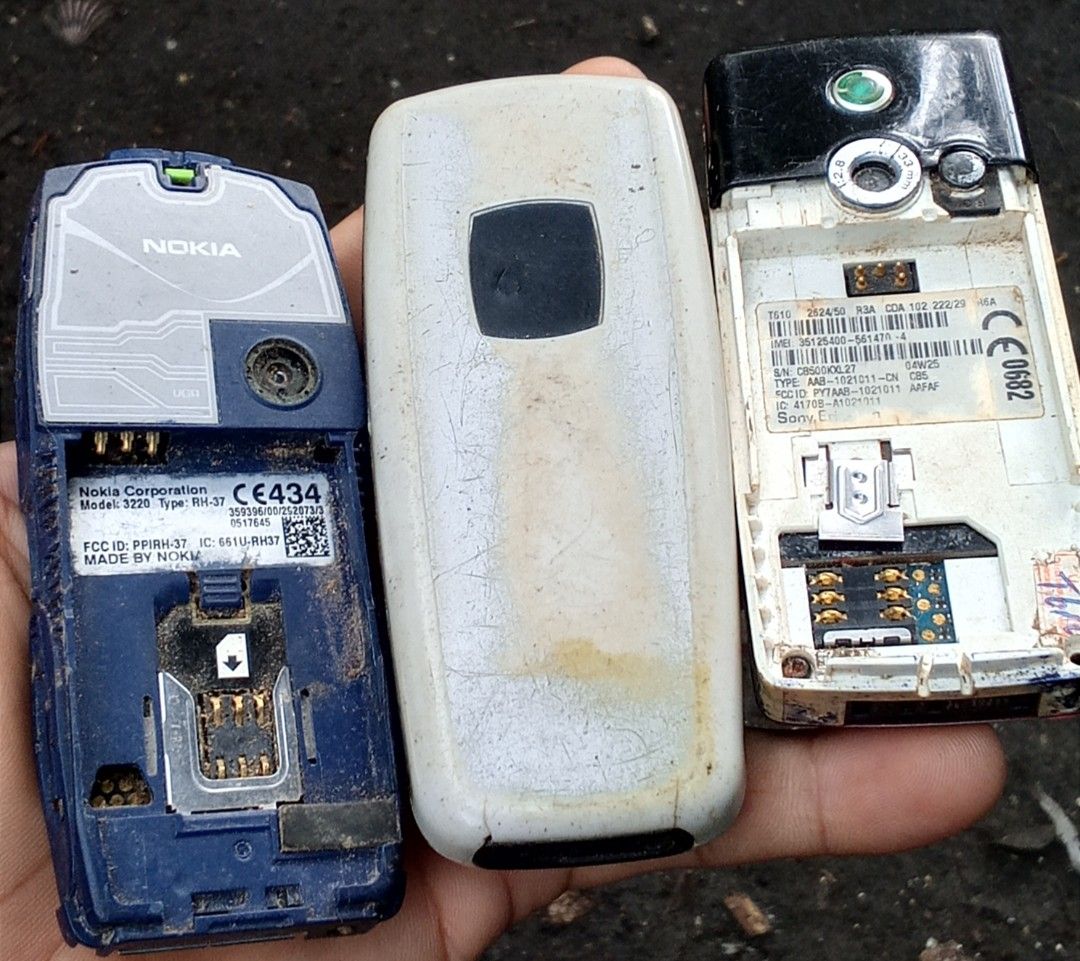 Vintage phone as is (Category: Early Generation Mobile Phones) located in Daanbantayan. Submitted by mvs08_collectibles (Listing ID 1465962057, Image 2). Description: as is po tayo. for parts pwede dn pang display di sure Kong nagana pa take all 250 .