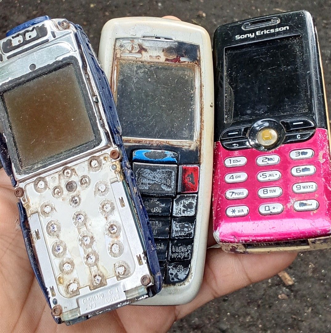 Vintage phone as is (Category: Early Generation Mobile Phones) located in Daanbantayan. Submitted by mvs08_collectibles (Listing ID 1465962057, Image 1). Description: as is po tayo. for parts pwede dn pang display di sure Kong nagana pa take all 250 .