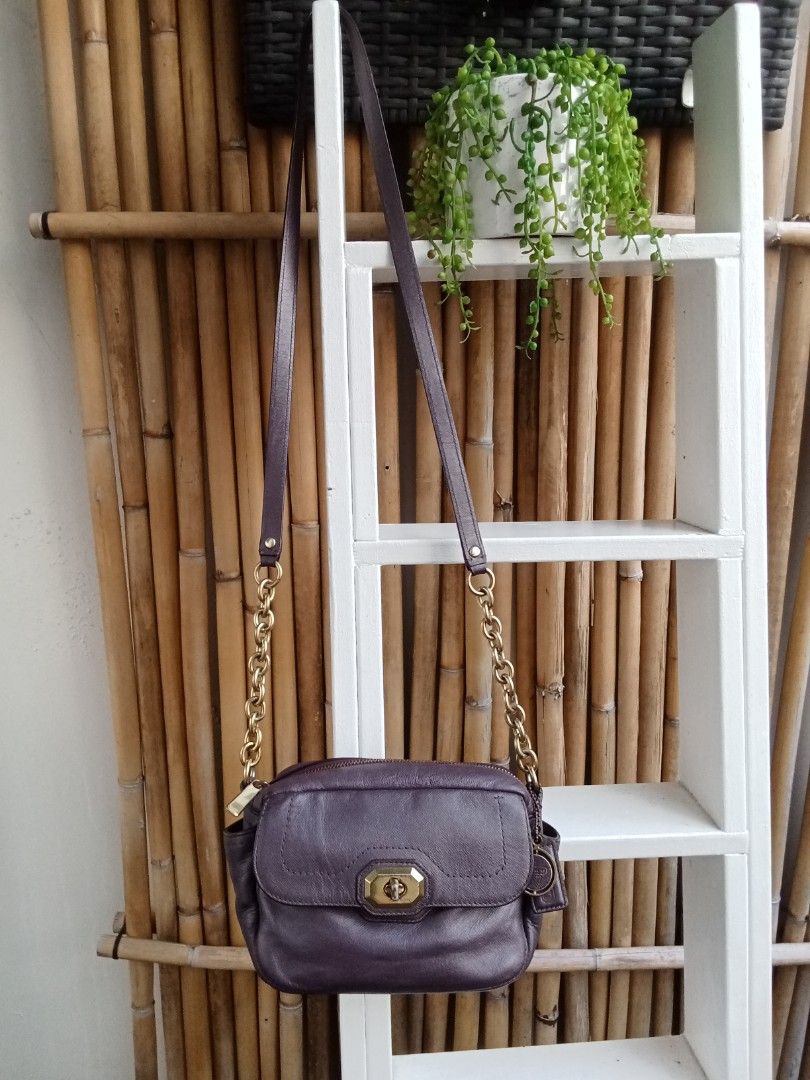 Vintage COACH Campbell Turnlock Leather (Category: Cross-body Bags) located in Quezon City. Submitted by beccathrift (Listing ID 1466107287, Image 1). Description: Authentic vintage COACH Japan sourced Coach Campbell Turnlock Leather Camera Bag is a sophisticated, timeless investment piece. Meticulously preserved for the discerning collector, this vintage silhouette bridges iconic American heritage design with international boutique production. T
