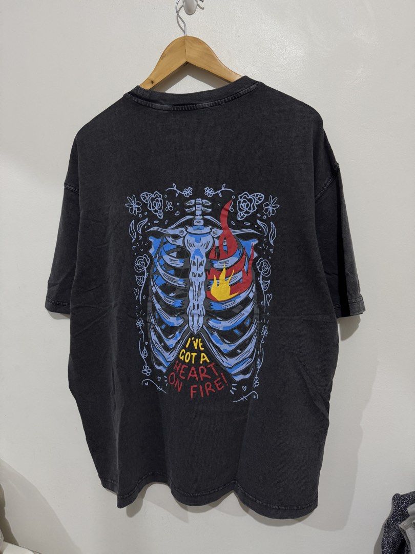 Vintage vibe Shirt (Category: Tshirts & Polo Shirts ) located in Mandaluyong City. Submitted by sale.hm (Listing ID 1466152275, Image 1). Description: Used once, sobrang ganda ng material Vintage vibe Shirt Fits large 24in W x 27.5in L Mandaluyong.